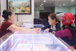 Các chủ tiệm vàng ở Hà Tĩnh nói gì về thu hẹp khoảng cách giá trong nước và thế giới?