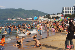 Các khu, điểm du lịch biển Hà Tĩnh kín khách ngày đầu kỳ nghỉ lễ