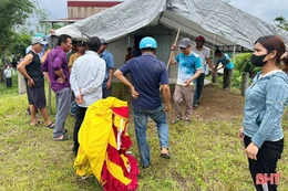 Bé trai tử vong trong bể nước của trường mầm non