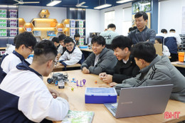 Học sinh trường chuyên Hà Tĩnh hào hứng với phòng học STEM hiện đại