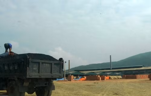 Gần 100 công nhân Nhà máy gạch Tuynen Vượng Lộc - Sông Đà nhiều tháng qua không được hưởng các quyền lợi liên quan đến BHXH, BHYT