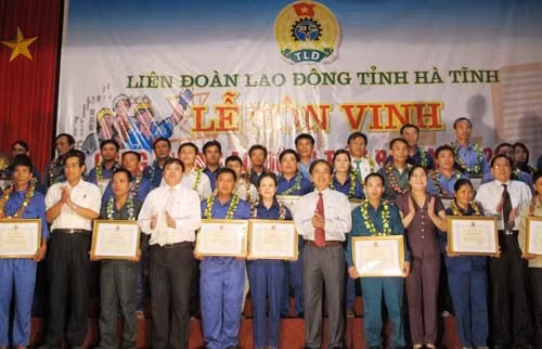 Vinh danh 43 CNLĐ tiêu biểu năm 2012.