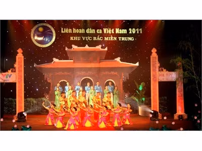 Tiết mục chào mừng Liên hoan dân ca khu vực bắc Miền Trung năm 2011 được đoàn Ca múa kịch dàn dựng công phu