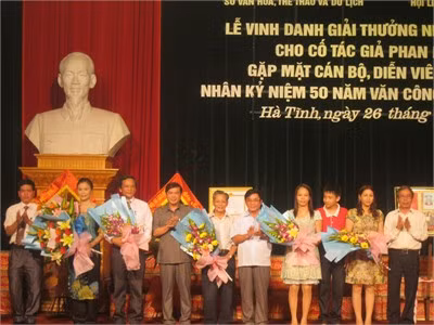 Lãnh đạo tỉnh chúc mừng gia đình cố tác giả Phan Lương Hảo