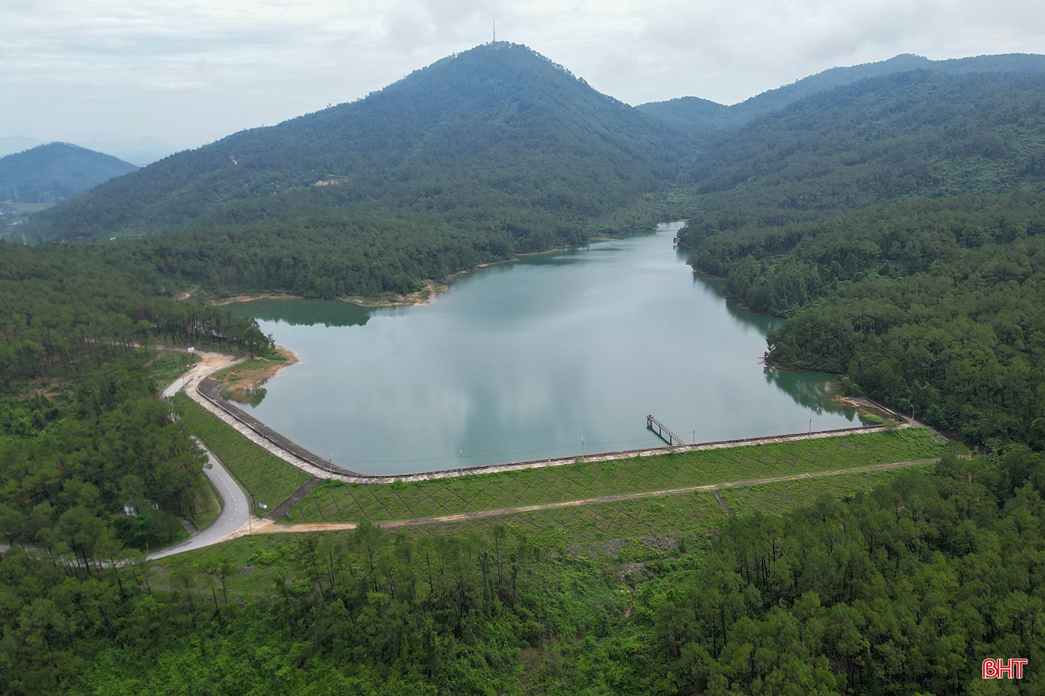 Hiện nay, 1.700 ha rừng thông thuộc khu vực BQL rừng phòng hộ Hồng Lĩnh quản lý đang trong thời kỳ khai thác nhựa. BQL rừng phòng hộ Hồng Lĩnh hiện có 5 tổ quản lý rừng thông với khoảng 60 hộ dân làm nghề khai thác nhựa.