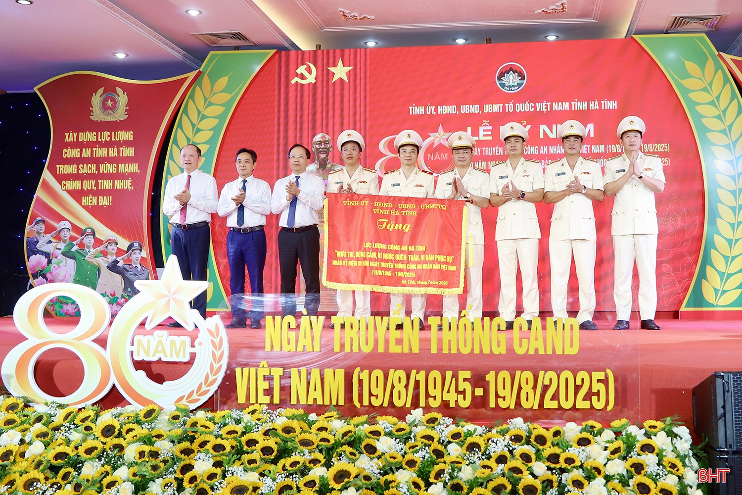 Các đồng chí lãnh đạo tỉnh trao tặng Công an tỉnh Hà Tĩnh bức trướng mang dòng chữ “Lực lượng Công an Hà Tĩnh mưu trí, dũng cảm, vì nước quên thân, vì dân phục vụ”.
