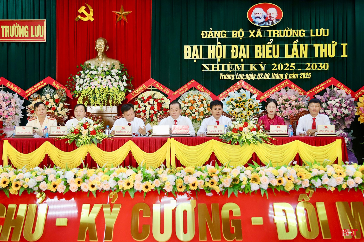 Đoàn chủ tịch điều hành đại hội.