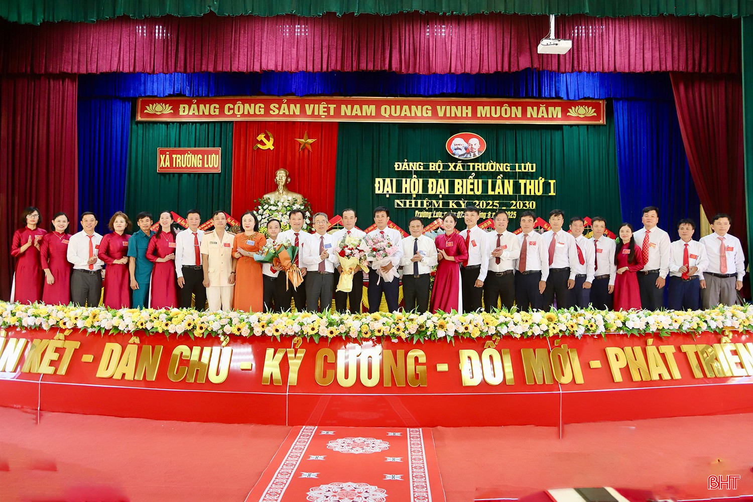 Chủ nhiệm UBKT Tỉnh ủy Hà Văn Trọng và đại biểu tặng hoa chúc mừng Ban Chấp hành Đảng bộ xã Trường Lưu khóa mới.