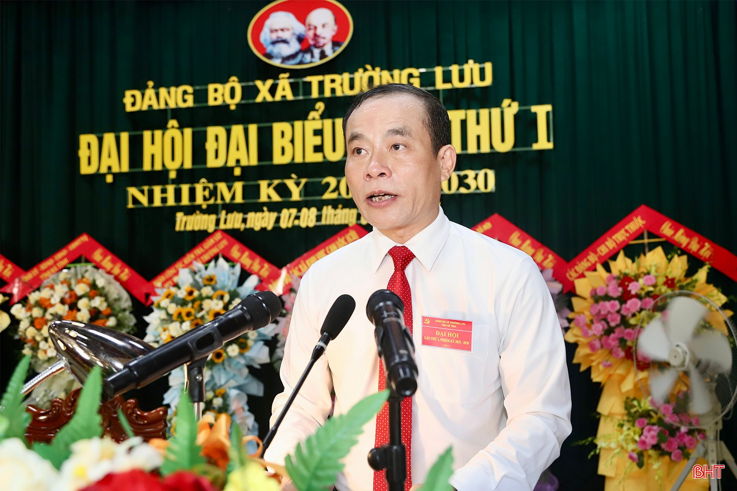 Đồng chí Nguyễn Tiến Dũng - Bí thư Đảng ủy, Chủ tịch HĐND xã Trường Lưu trình bày dự thảo báo cáo chính trị.