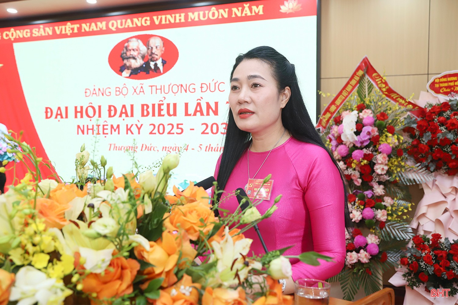 Đồng chí Nguyễn Thị Việt Hà - Tỉnh ủy viên, Bí thư Đảng ủy, Chủ tịch HĐND xã Thượng Đức trình bày dự thảo báo cáo chính trị.
