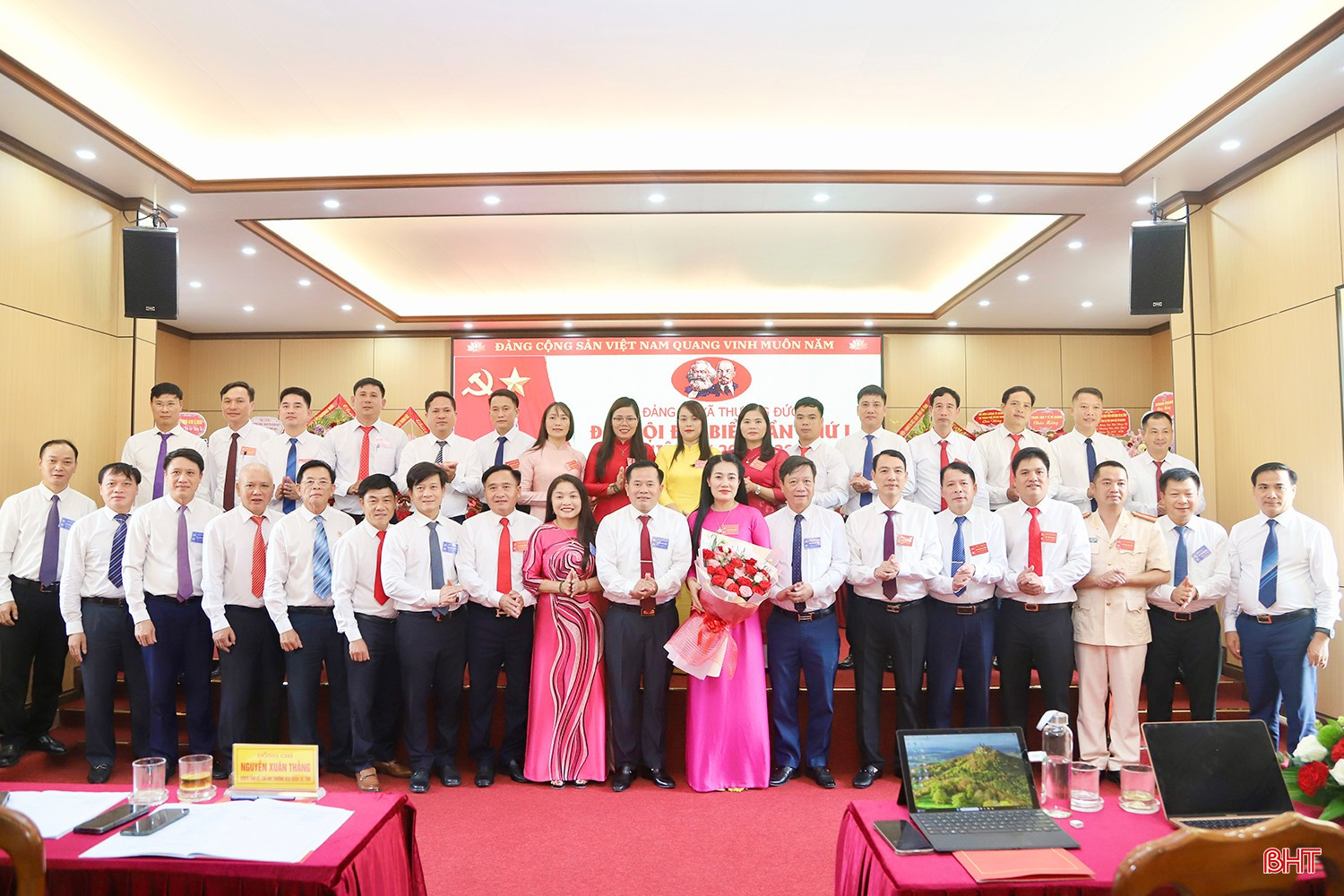 Đại tá Nguyễn Xuân Thắng - Chỉ huy trưởng Bộ CHQS tỉnh và đại biểu tặng hoa chúc mừng BCH Đảng bộ xã Thượng Đức nhiệm kỳ mới.