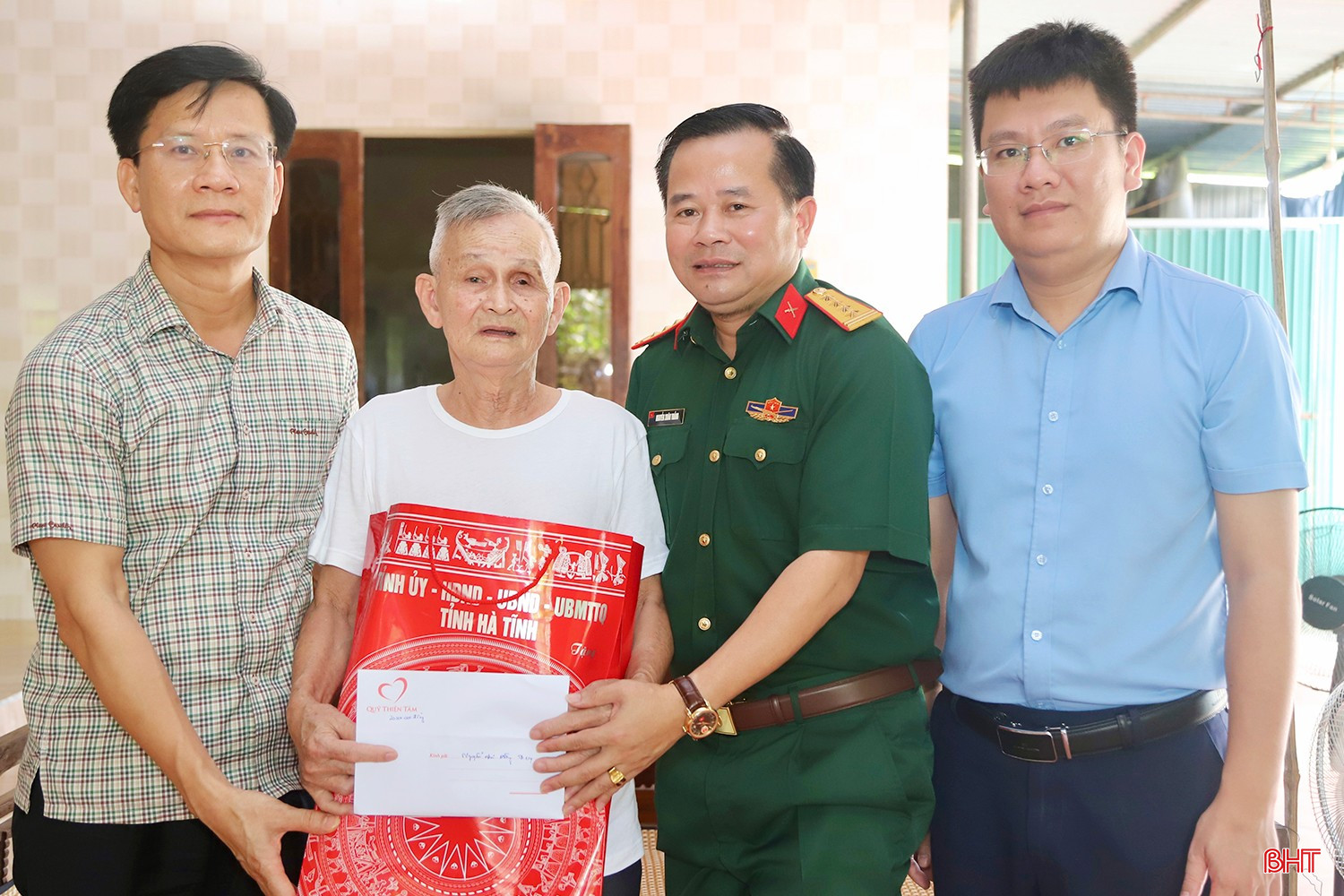 Đoàn cũng đến thăm hỏi, tặng quà cho ông Lưu Như Đồng (SN 1952, trú thôn Kênh, xã Cẩm Bình). Ông Đồng là thương binh có tỷ lệ tổn thương cơ thể 83%.
