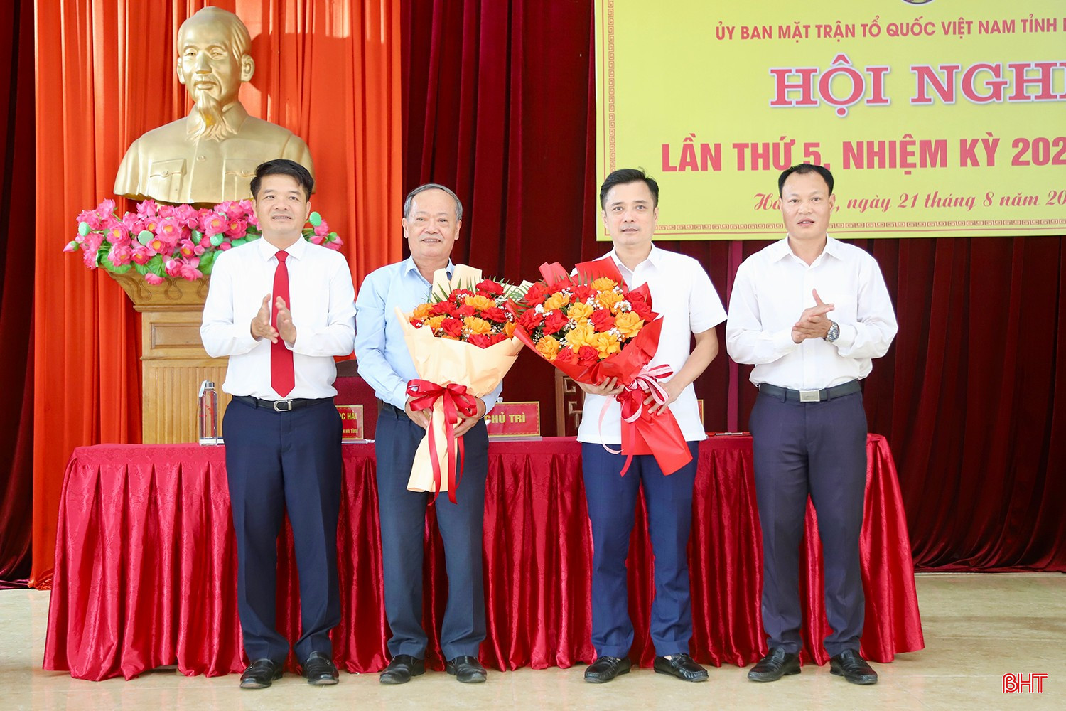 Chủ tịch Ủy ban MTTQ Việt Nam tỉnh Trần Nhật Tân và Phó Chủ tịch Ủy ban MTTQ Việt Nam tỉnh Thái Ngọc Hải tặng hoa chúc mừng ủy viên Ủy ban MTTQ Việt Nam tỉnh khóa XV, nhiệm kỳ 2024-2029.