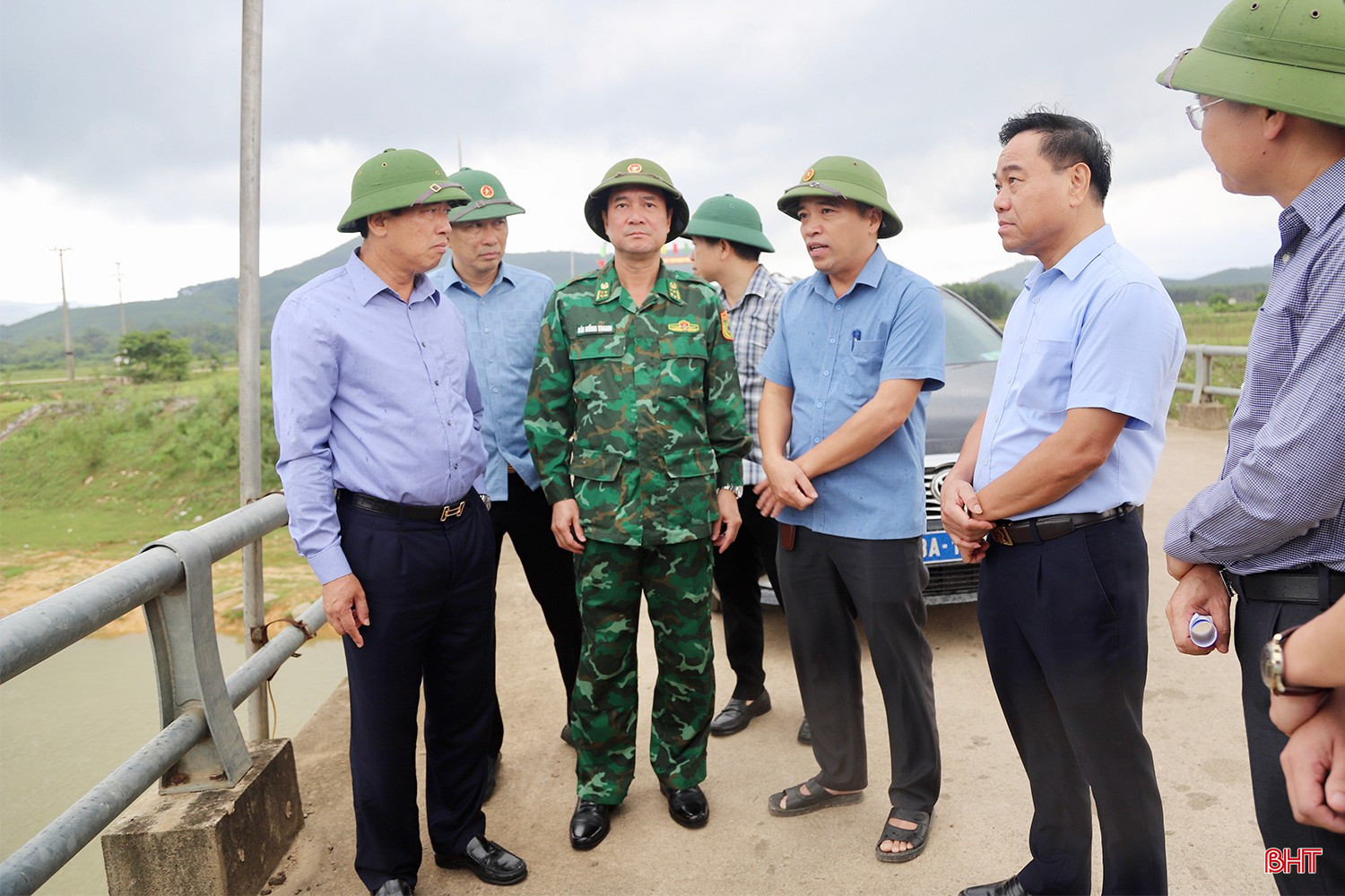 Đoàn kiểm tra khu vực sạt lở ở cầu chợ Hôm (thôn Thượng Sơn và thôn 5, xã Hà Linh).