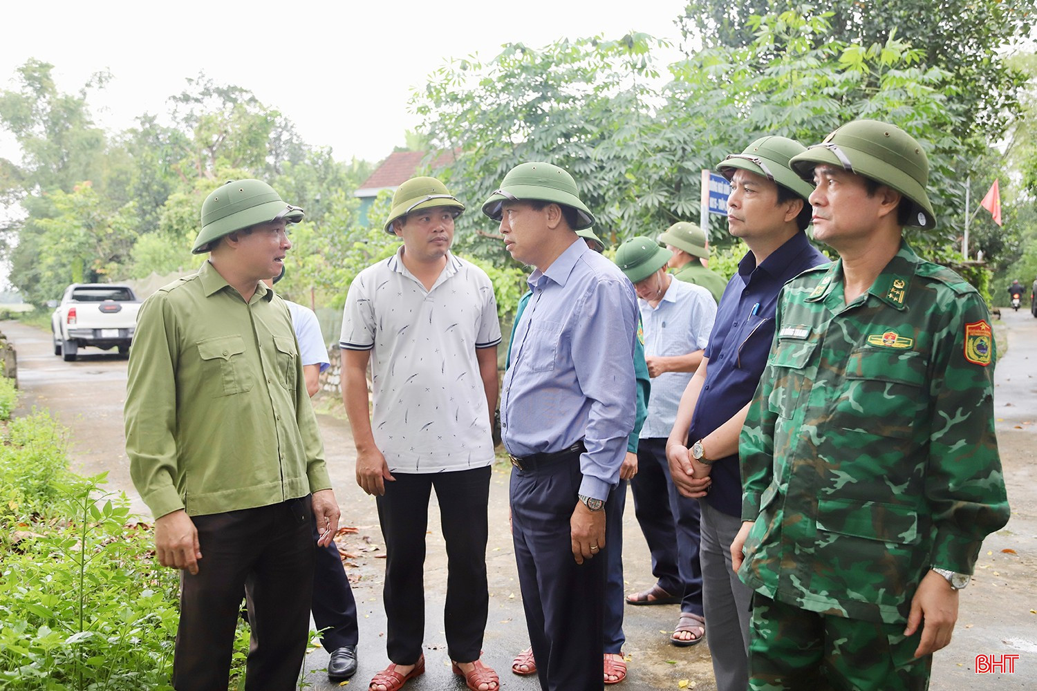 Đoàn kiểm tra tình trạng sạt lở bờ sông Ngàn Sâu (đoạn qua thôn 2, xã Tứ Mỹ).