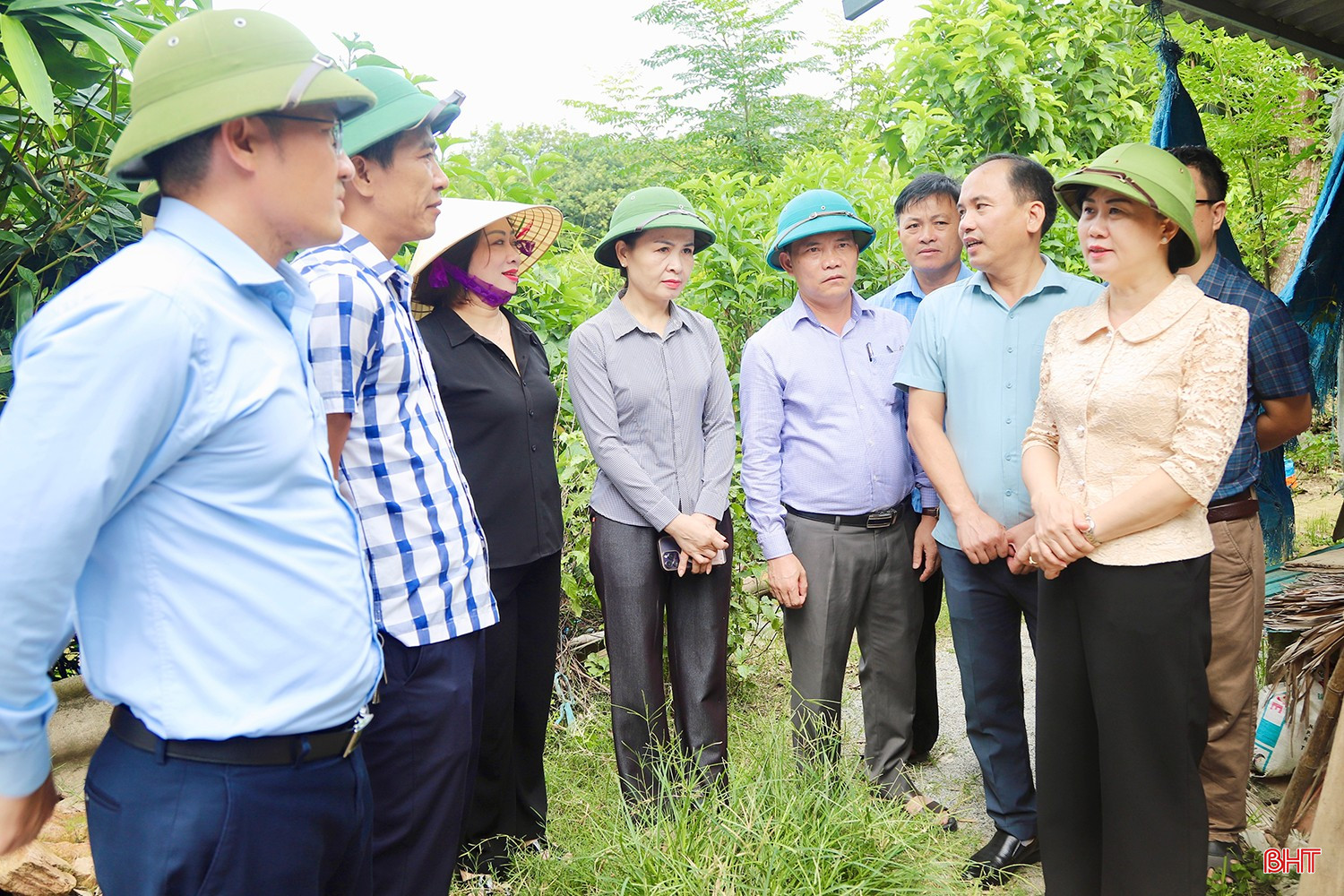 Trưởng ban Tổ chức Tỉnh ủy Trương Thanh Huyền cùng đoàn công tác kiểm tra tình trạng sạt lở bờ sông Ngàn Mọ ở thôn Quốc Tiến (xã Cẩm Duệ).
