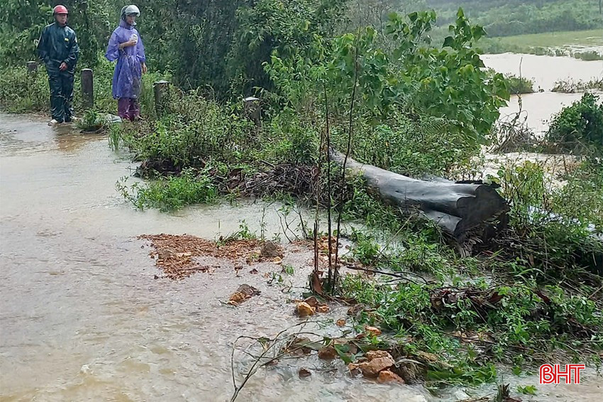 Một số tuyến đường ở thôn Liên Châu (xã Thượng Đức) bị nước lũ băng qua, hiện chính quyền địa phương đã bố trí lực lượng thường trực và cắm biển cảnh báo để đảm bảo an toàn cho người dân.