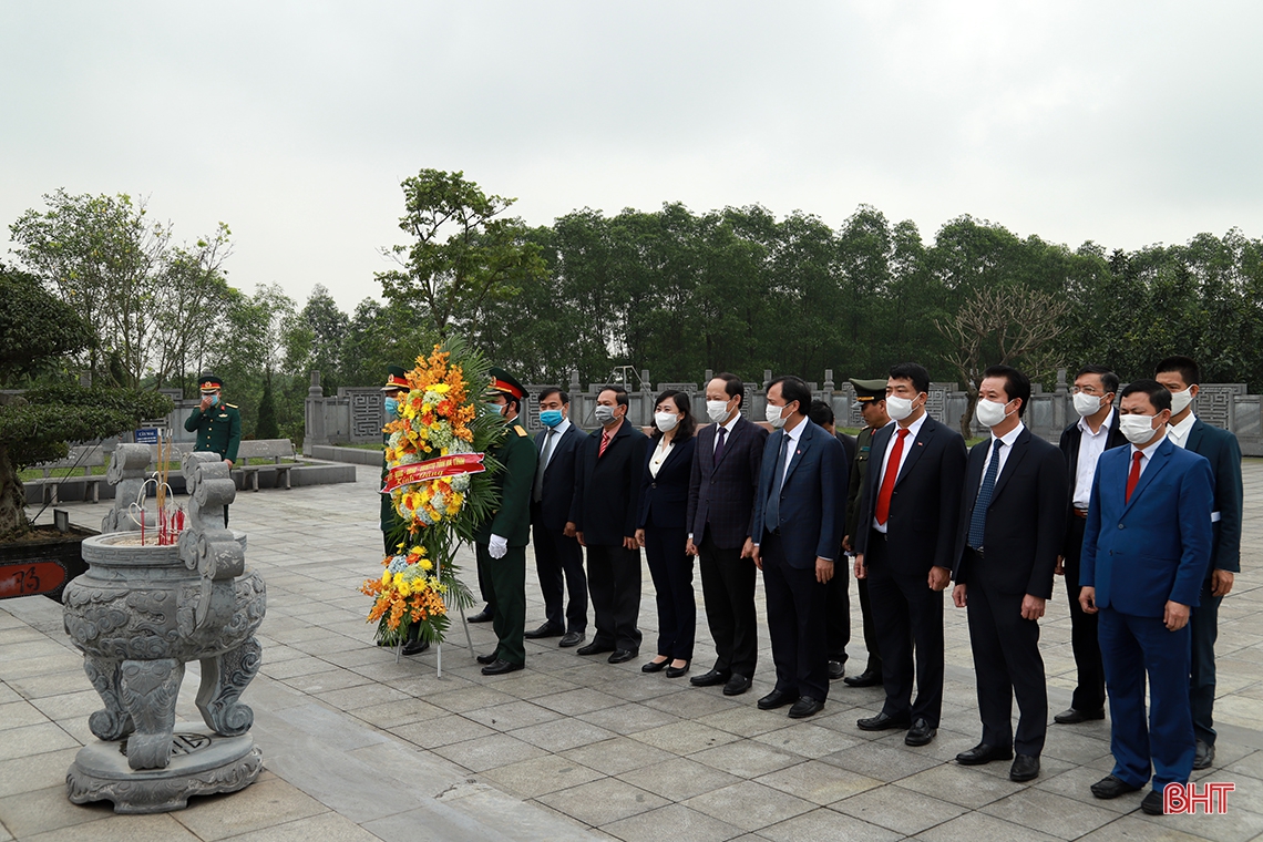 Lãnh đạo Hà Tĩnh dâng hương tưởng niệm Chủ tịch Hồ Chí Minh và các anh hùng, liệt sỹ