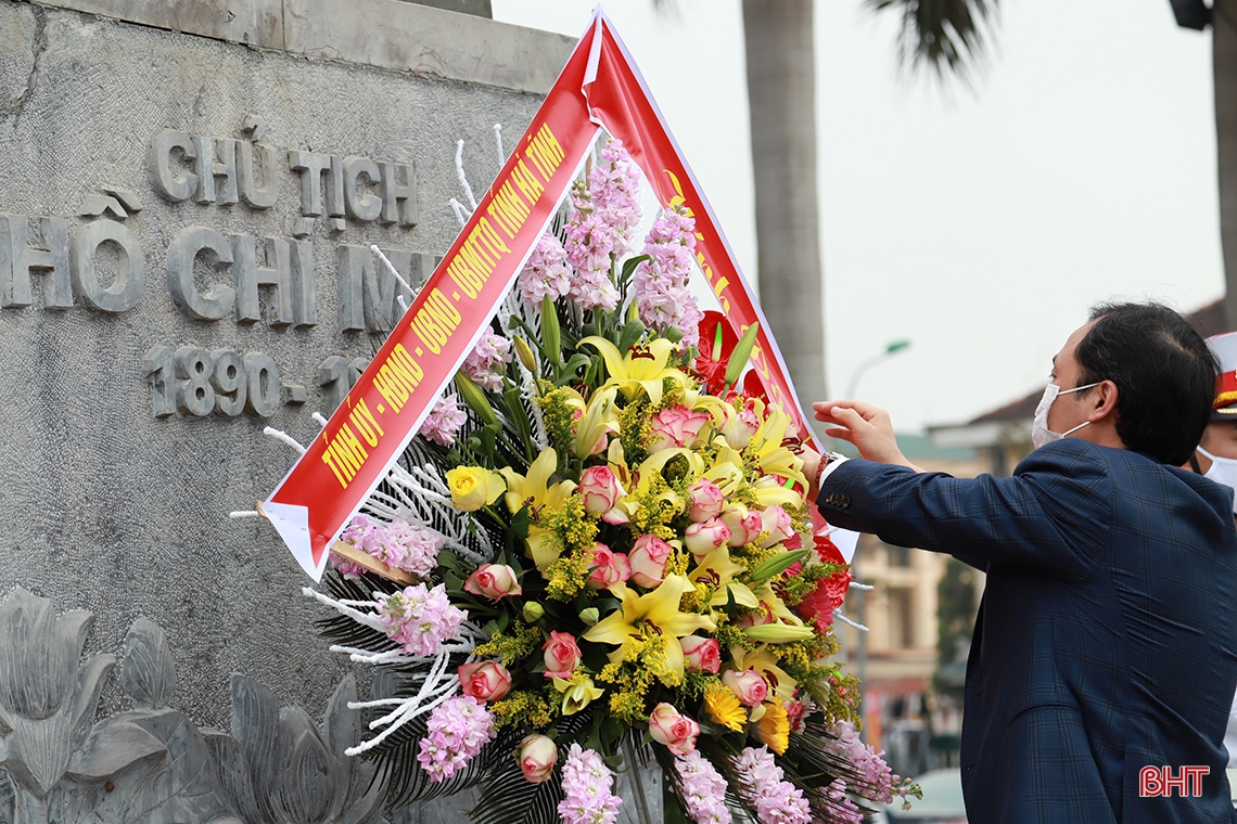 Lãnh đạo Hà Tĩnh dâng hương tưởng niệm Chủ tịch Hồ Chí Minh và các anh hùng, liệt sỹ
