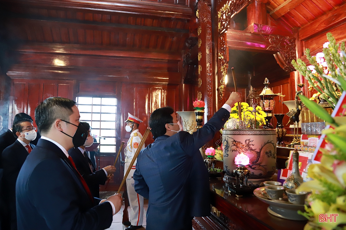 Lãnh đạo Hà Tĩnh dâng hương tưởng niệm Chủ tịch Hồ Chí Minh và các anh hùng, liệt sỹ
