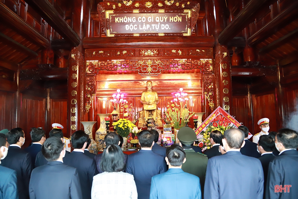 Lãnh đạo Hà Tĩnh dâng hương tưởng niệm Chủ tịch Hồ Chí Minh và các anh hùng, liệt sỹ