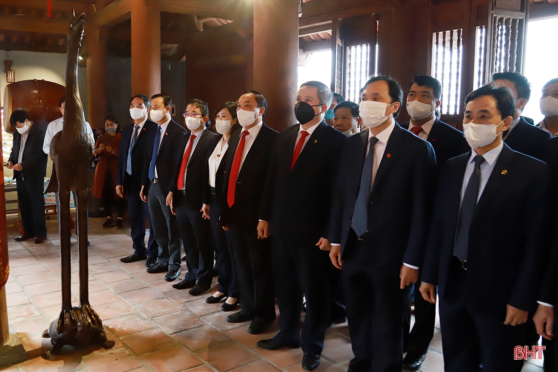 Lãnh đạo Hà Tĩnh dâng hương tưởng niệm Chủ tịch Hồ Chí Minh và các anh hùng, liệt sỹ