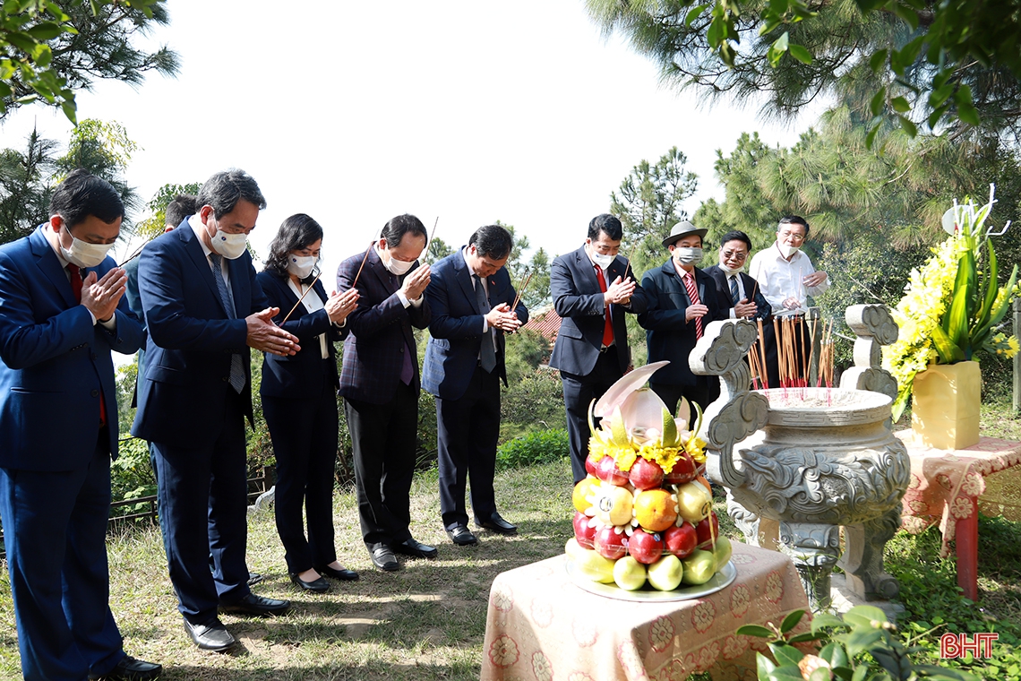 Lãnh đạo Hà Tĩnh dâng hương tưởng niệm Chủ tịch Hồ Chí Minh và các anh hùng, liệt sỹ