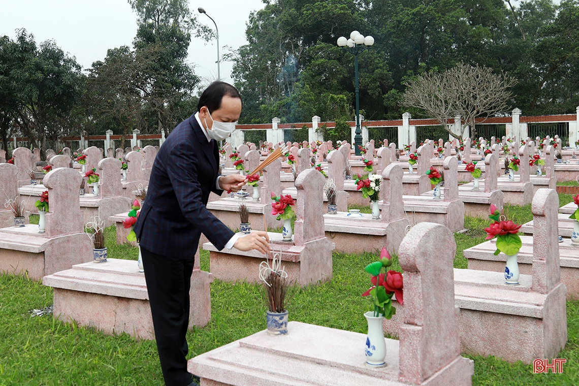 Lãnh đạo Hà Tĩnh dâng hương tưởng niệm Chủ tịch Hồ Chí Minh và các anh hùng, liệt sỹ
