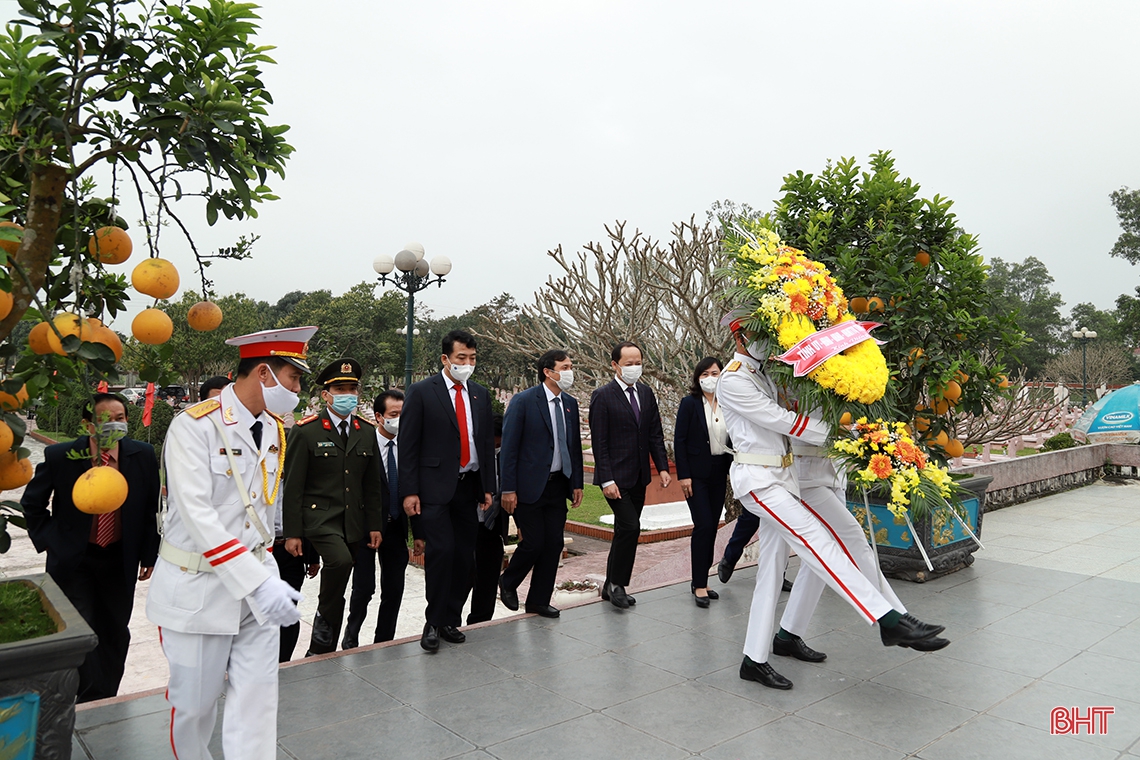Lãnh đạo Hà Tĩnh dâng hương tưởng niệm Chủ tịch Hồ Chí Minh và các anh hùng, liệt sỹ