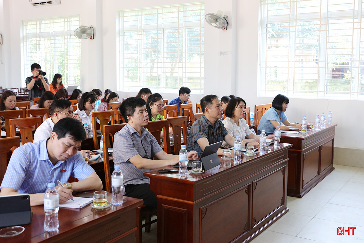 Đại biểu dự buổi làm việc.