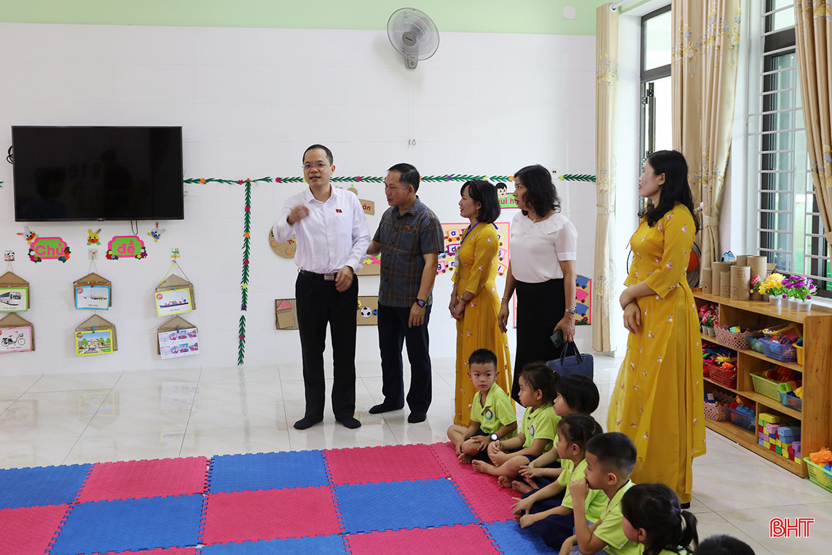 Trước đó, đoàn công tác đã tới khảo sát và làm việc tại Trường Mầm non Cẩm Vịnh.