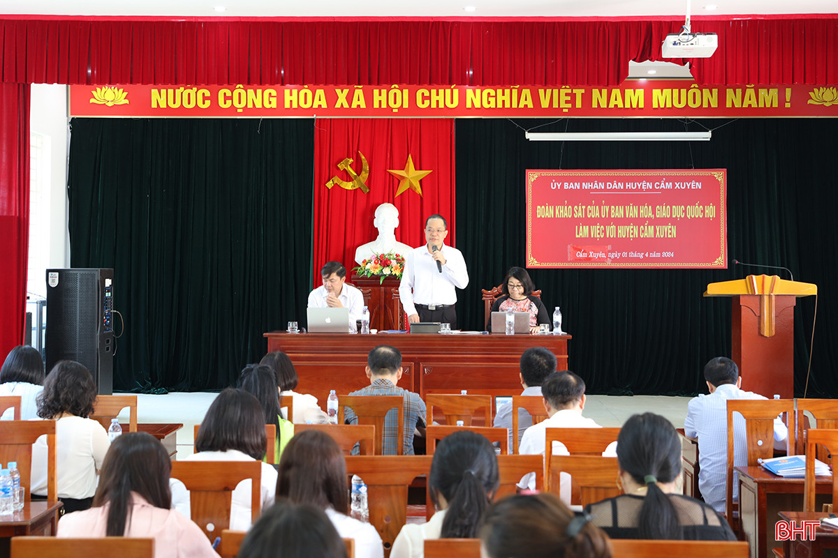 Đoàn công tác Ủy ban Văn hoá, Giáo dục của Quốc hội làm việc với huyện Cẩm Xuyên.