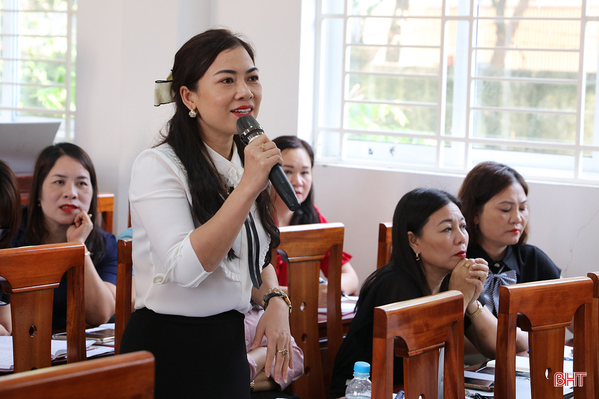 Đại diện trường mầm non trên địa bàn phát biểu ý kiến tại buổi làm việc.