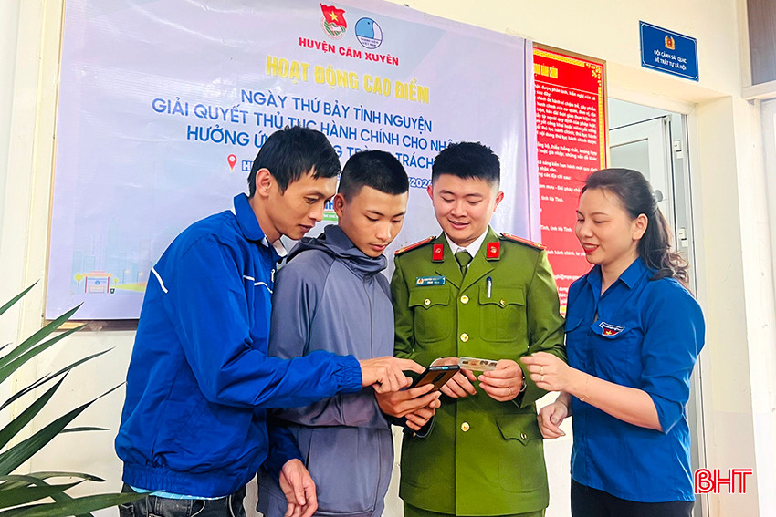 Huyện đoàn Cẩm Xuyên ra quân cao điểm Ngày thứ 7 tình nguyện giải quyết thủ tục hành chính tại Trung tâm Hành chính công huyện.
