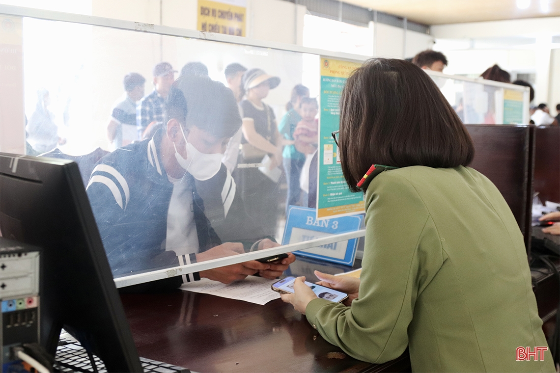 Người làm hộ chiếu, giấy thông hành tăng mạnh sau tết ở Hà Tĩnh