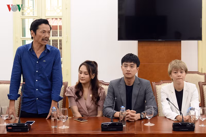 Bộ VH-TT&DL tặng bằng khen cho đoàn làm phim “Về nhà đi con”