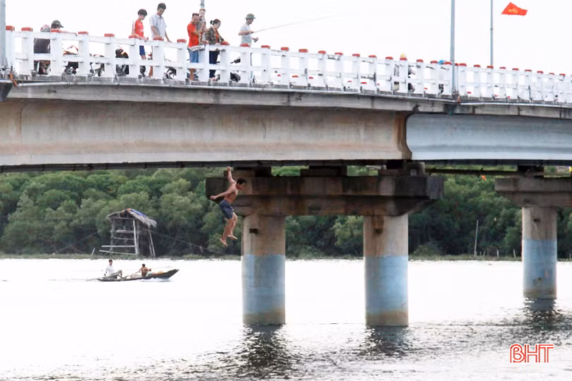 “Dựng tóc gáy” cảnh trẻ em Hà Tĩnh vô tư nhảy cầu tắm sông từ độ cao 20m
