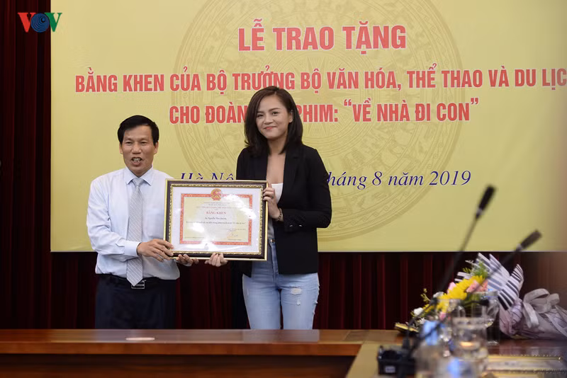 Bộ VH-TT&DL tặng bằng khen cho đoàn làm phim “Về nhà đi con”