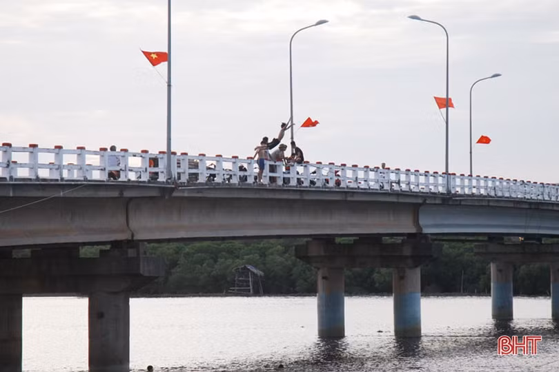 “Dựng tóc gáy” cảnh trẻ em Hà Tĩnh vô tư nhảy cầu tắm sông từ độ cao 20m