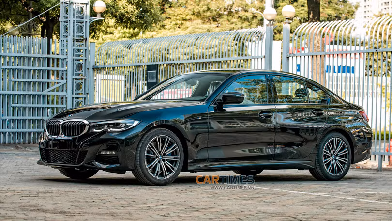 Gần 2,4 tỷ đồng, BMW 330i M Sport tại Việt Nam trang bị những gì?