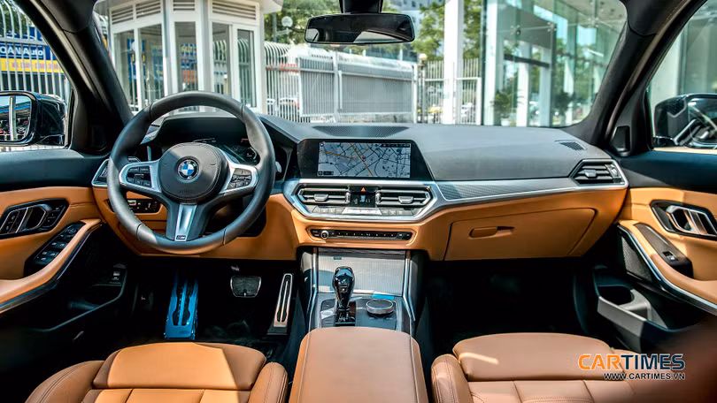 Gần 2,4 tỷ đồng, BMW 330i M Sport tại Việt Nam trang bị những gì?