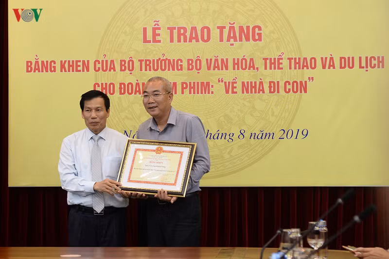 Bộ VH-TT&DL tặng bằng khen cho đoàn làm phim “Về nhà đi con”