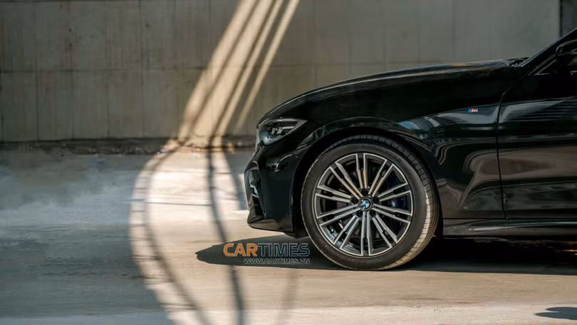 Gần 2,4 tỷ đồng, BMW 330i M Sport tại Việt Nam trang bị những gì?