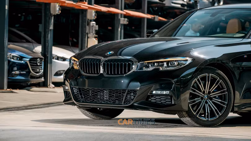 Gần 2,4 tỷ đồng, BMW 330i M Sport tại Việt Nam trang bị những gì?