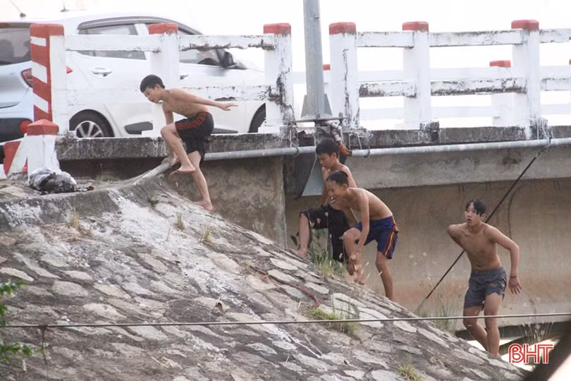 “Dựng tóc gáy” cảnh trẻ em Hà Tĩnh vô tư nhảy cầu tắm sông từ độ cao 20m