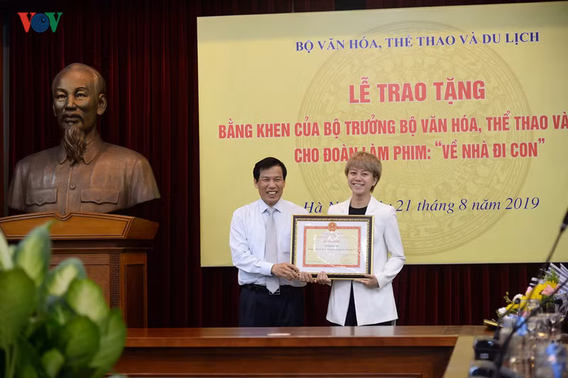 Bộ VH-TT&DL tặng bằng khen cho đoàn làm phim “Về nhà đi con”
