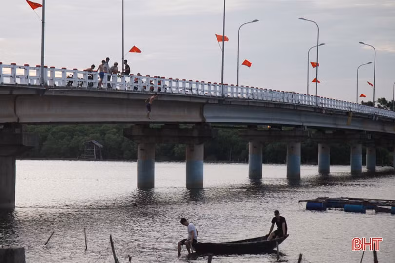 “Dựng tóc gáy” cảnh trẻ em Hà Tĩnh vô tư nhảy cầu tắm sông từ độ cao 20m
