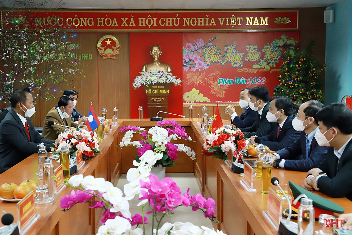 Lãnh đạo 2 tỉnh Bôlykhămxay, Khăm Muộn chúc tết Đảng bộ và Nhân dân Hà Tĩnh