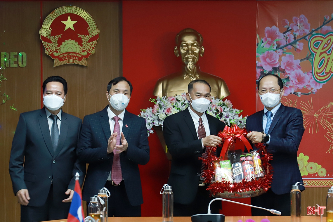 Lãnh đạo 2 tỉnh Bôlykhămxay, Khăm Muộn chúc tết Đảng bộ và Nhân dân Hà Tĩnh