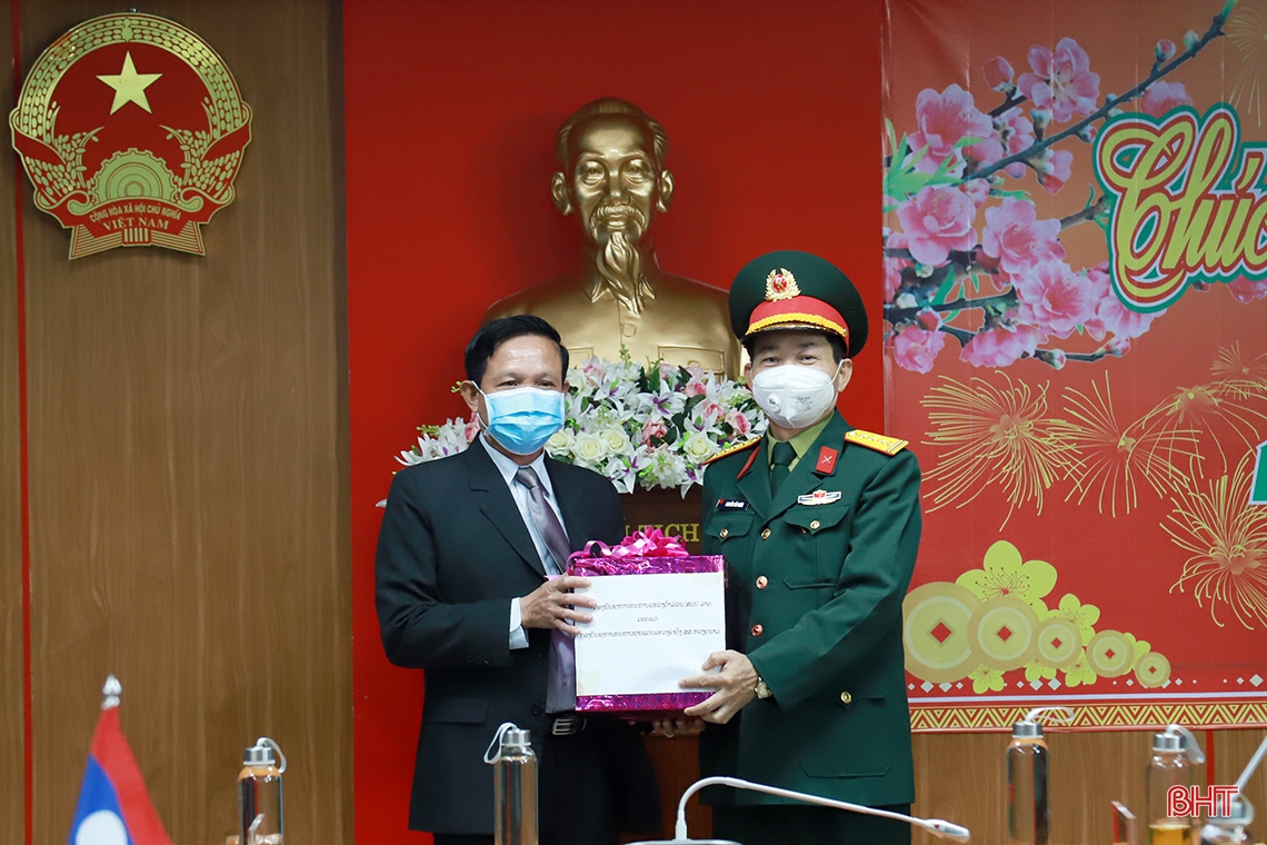 Lãnh đạo 2 tỉnh Bôlykhămxay, Khăm Muộn chúc tết Đảng bộ và Nhân dân Hà Tĩnh